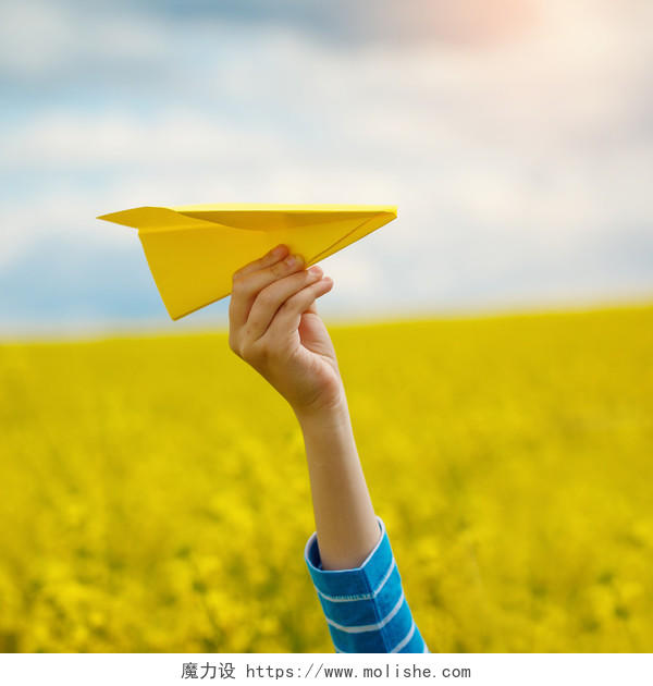 在儿童手中的黄色纸飞机幸福童年幸福的人美好童年美好